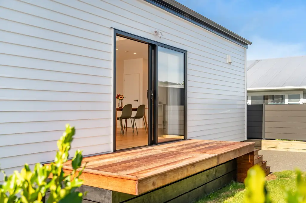 Fraser Crescent, new homes, deck